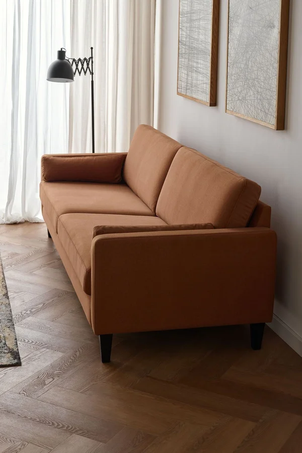 ruda sofa w salonie